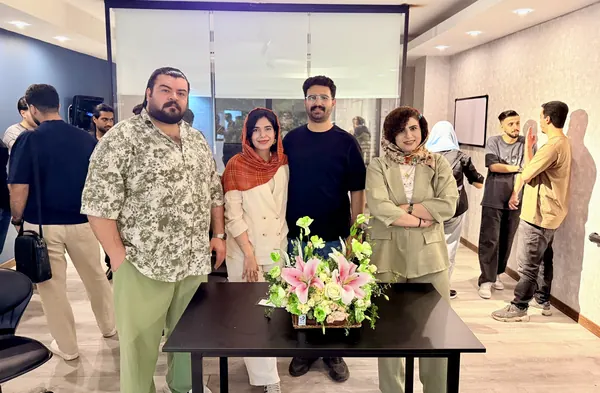 همین جمع، قاب نزدیک‌تر